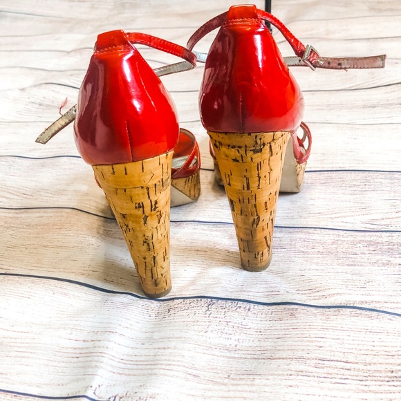 GUESS red patent leather and cork sandal. - Picture 3 of 10